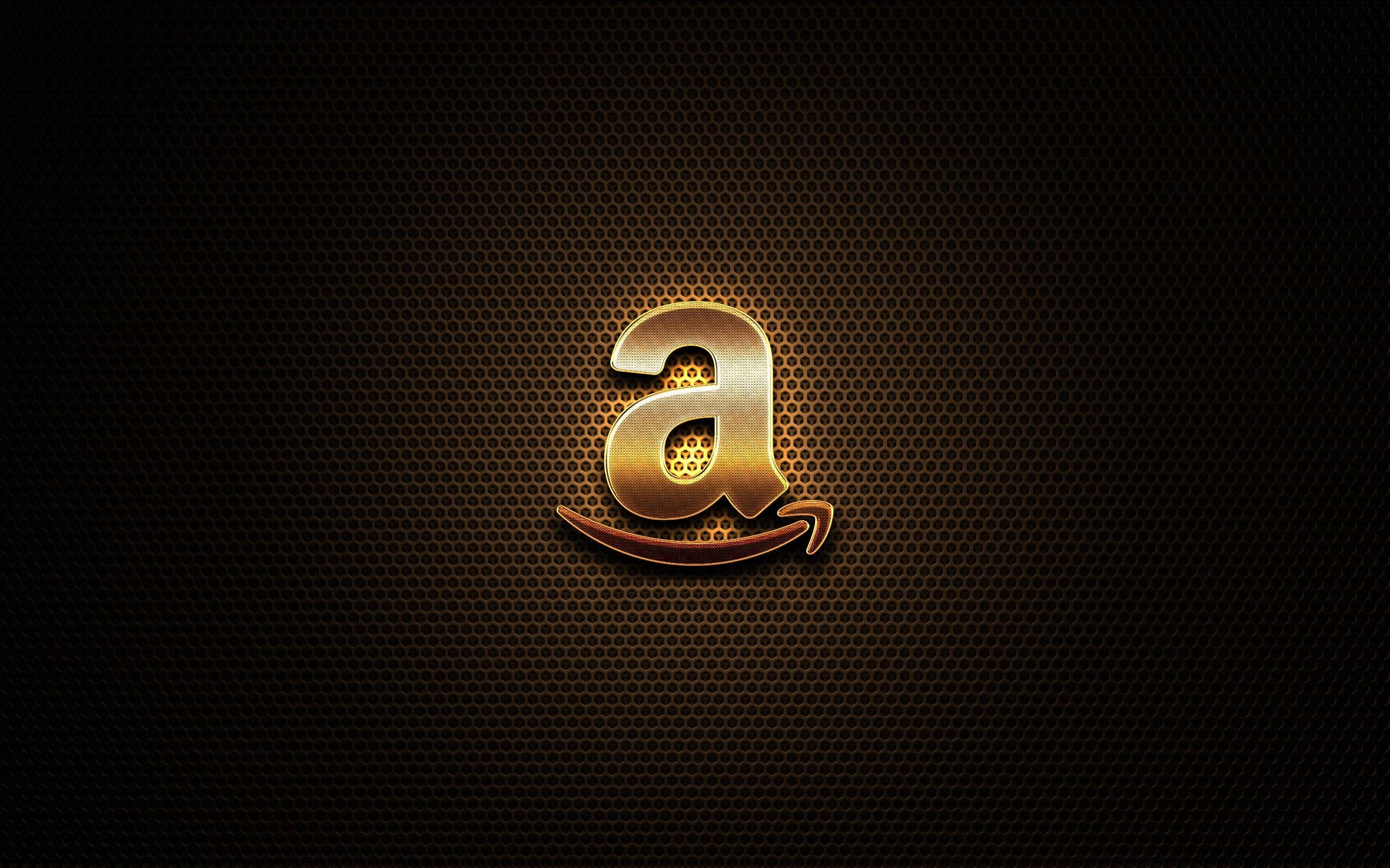 Amazon 金色標誌 壁紙 — 一個發光的金色Amazon標誌，居中放置在深色紋理六邊形背景上。