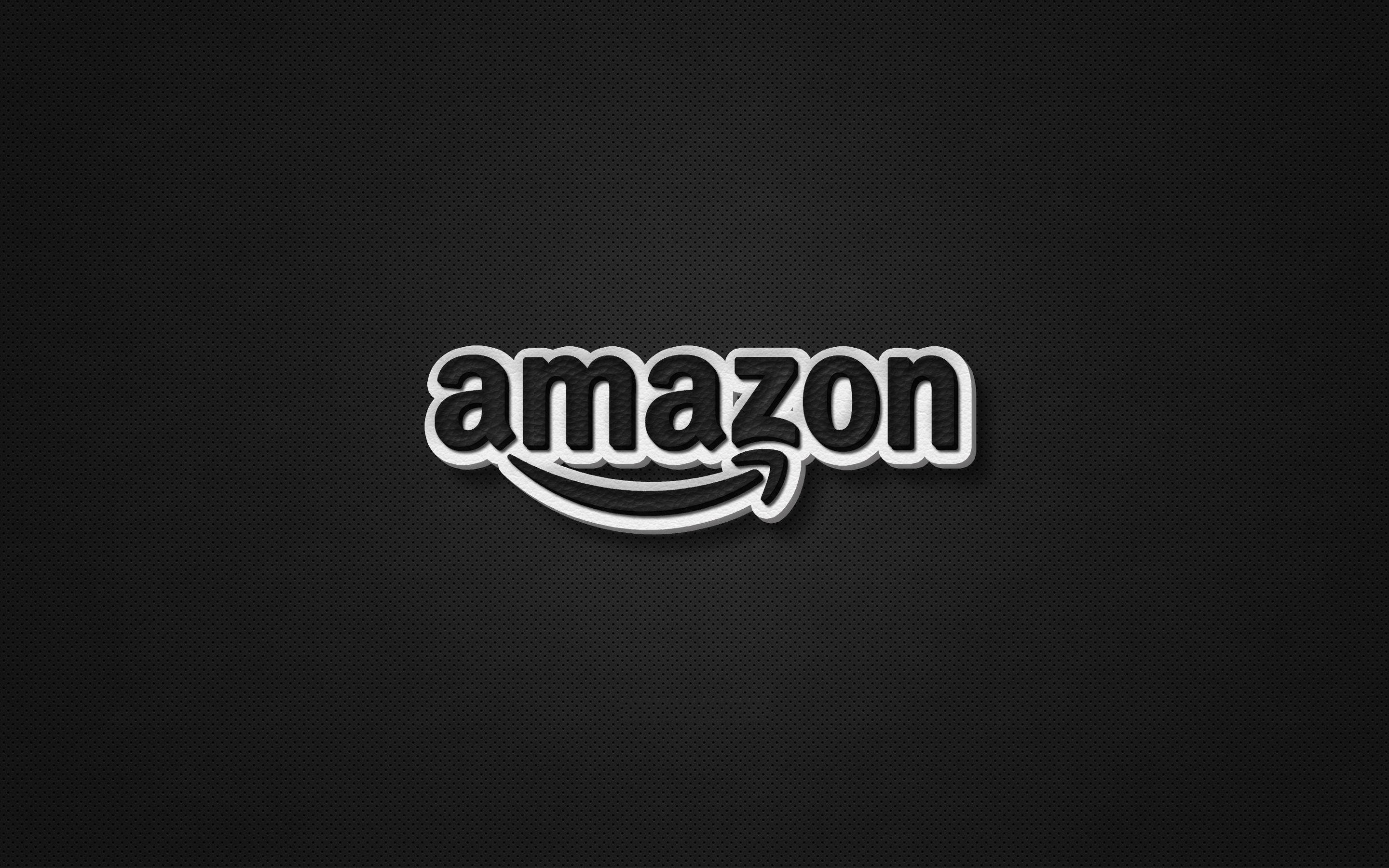 Amazon 黑白風格 壁紙 — 白色帶銀色輪廓的Amazon標誌，居中於黑色穿孔金屬紋理背景上。