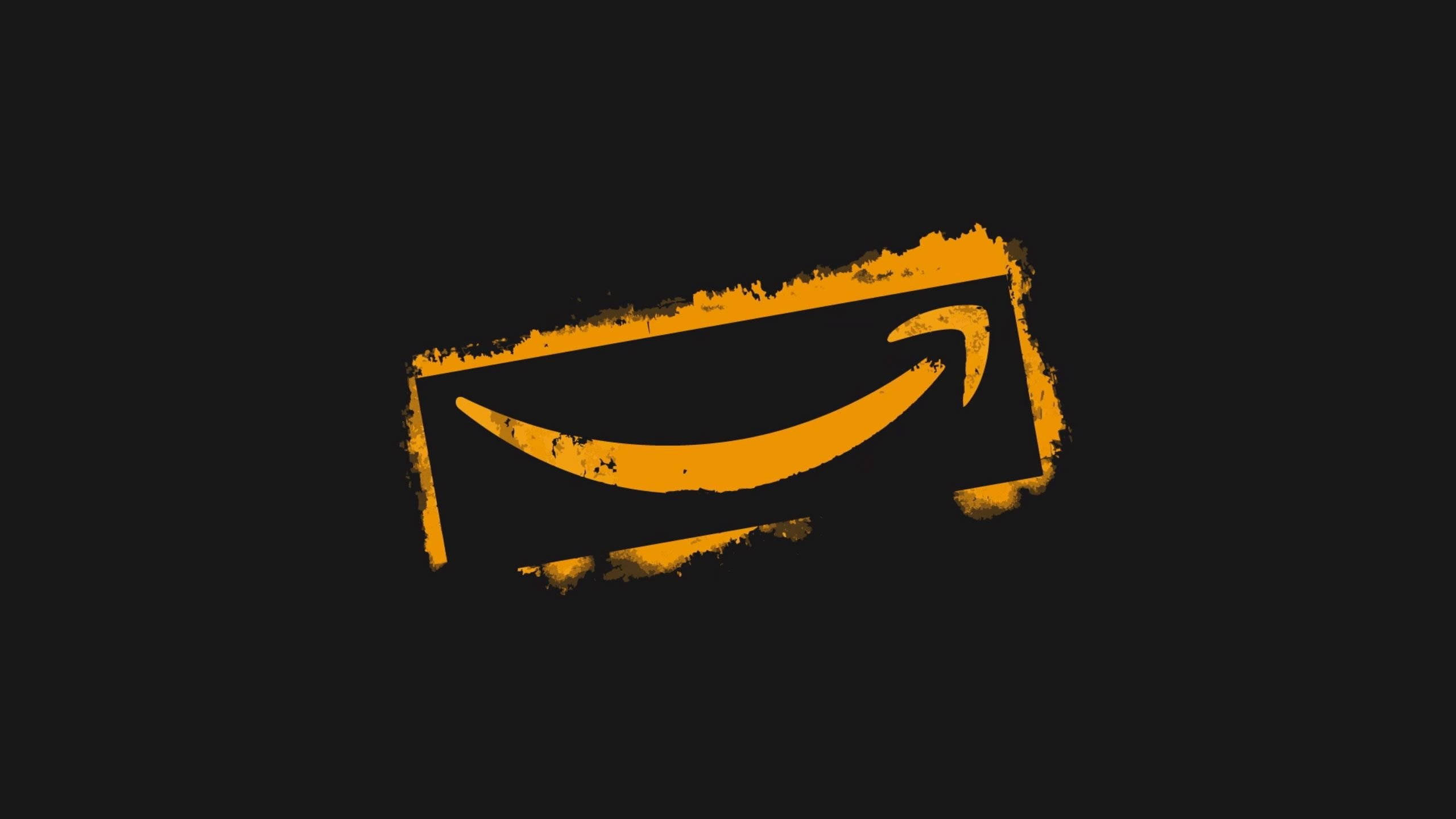 Amazon箭頭標誌 壁紙 — 一個大膽的橙色Amazon標誌，帶有磨損紋理，在純黑色背景上脫穎而出。