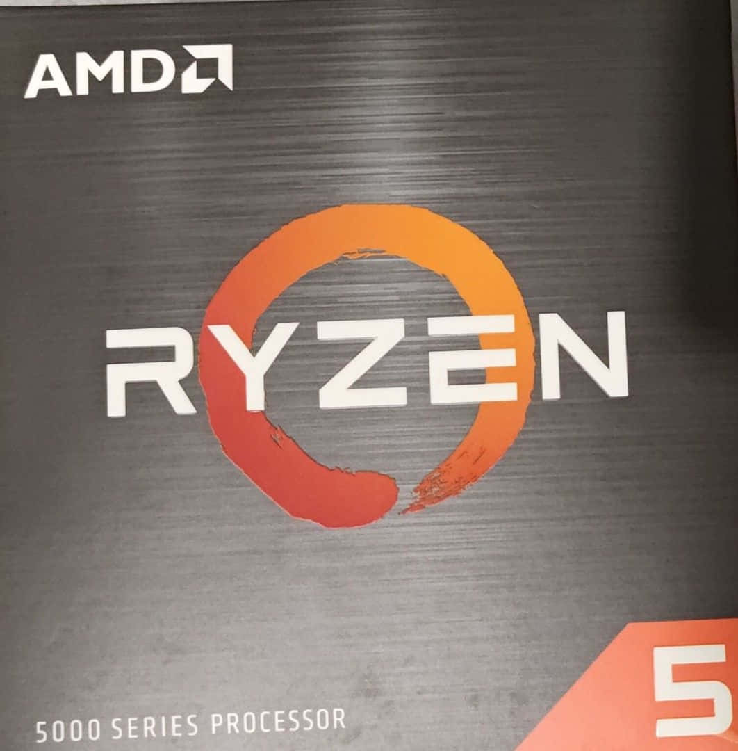 AMD Ryzen 5000 系列處理器盒，在拉絲金屬背景上帶有橙色和白色標誌。
