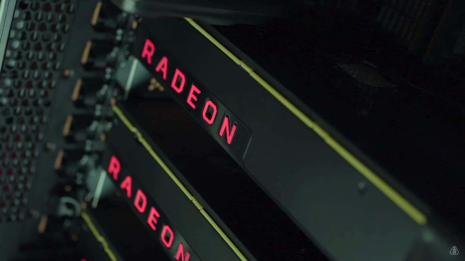 暗色電腦機箱內發光紅色Radeon顯示卡帶黃色點綴。