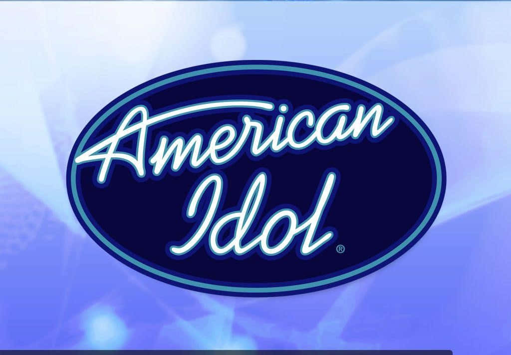 american idol 桌布 壁紙 — American Idol 標誌以霓虹字體在柔和藍色漸變背景上發光，帶有光暈效果。