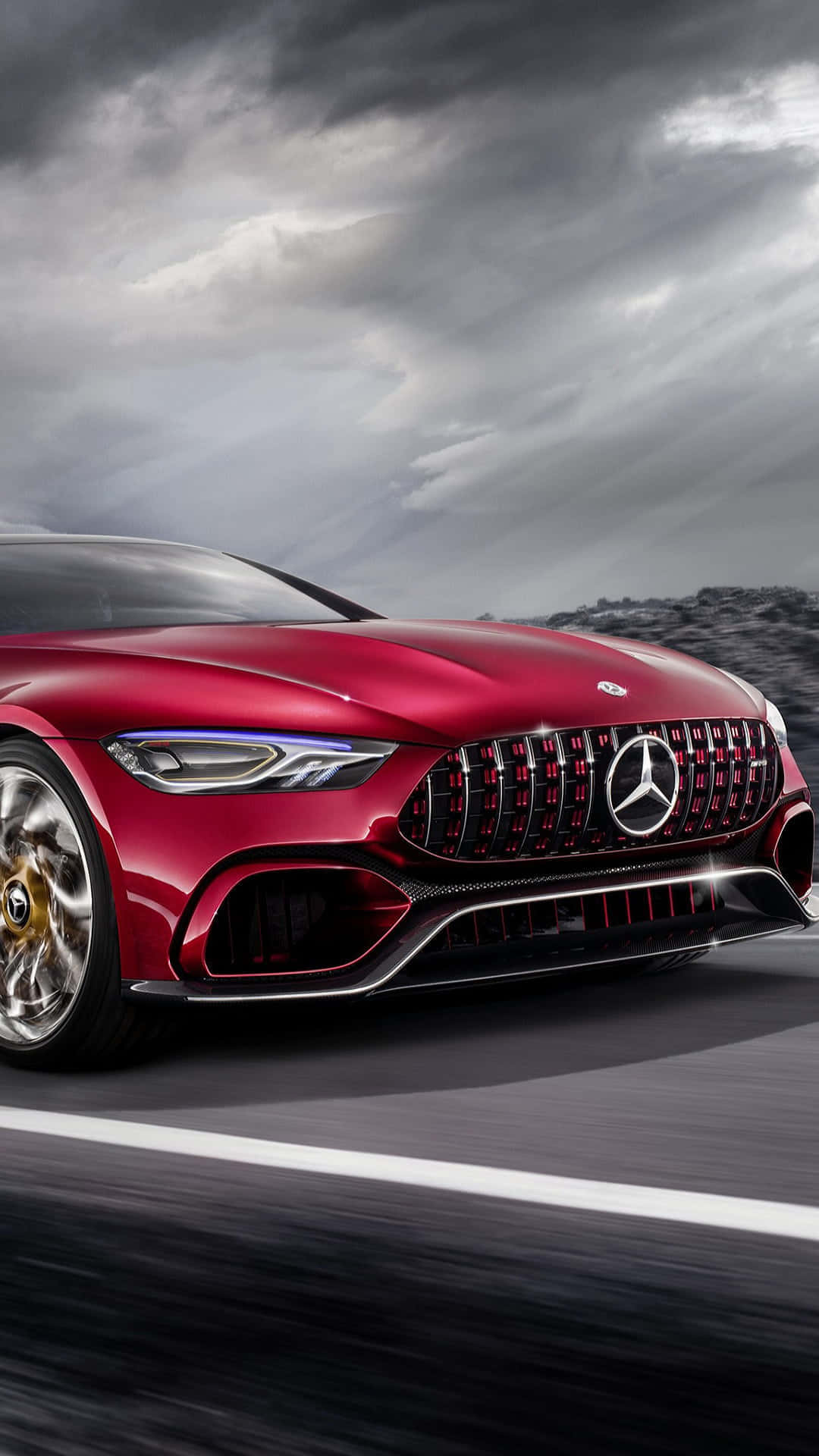 動畫風格AMG GT-R灰天背景壁紙 壁紙 — 一輛時尚的紅色Mercedes-AMG跑車在戲劇性的暴風雨天空下行駛在道路上。