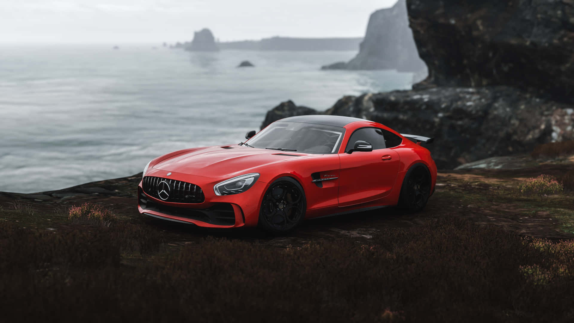 最佳 AMG GT-R Forza Horizon 4 遊戲背景 壁紙 — 一輛鮮紅色的 Mercedes-AMG GT 停泊在霧氣瀰漫的懸崖上，俯瞰著平靜的海洋和崎嶇的岩石。