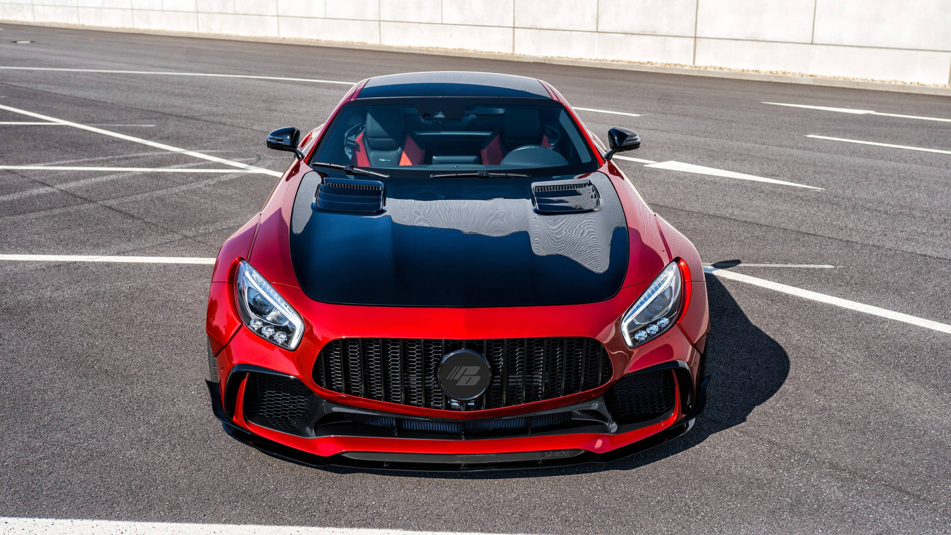 紅色 Mercedes-AMG GT R 跑車在明亮陽光下停放在瀝青路面上。