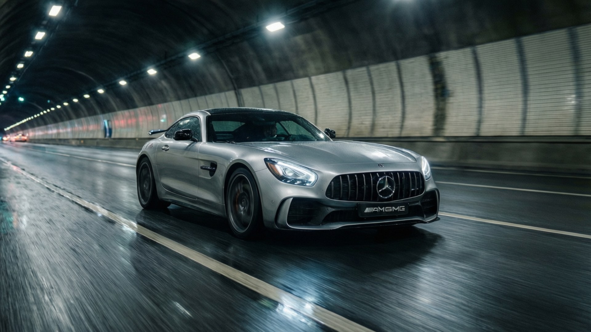 銀色 Mercedes AMG GT 在夜間潮濕的隧道中疾馳