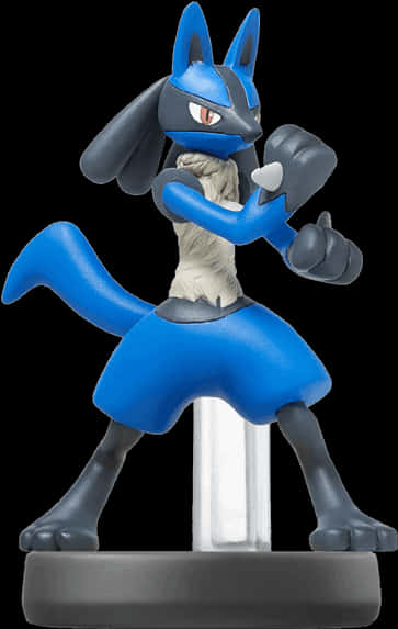 露希亞羅 Amiibo人偶姿勢 壁紙 — 一個藍色和灰色的路卡利歐Amiibo公仔以動態戰鬥姿勢站立在透明支架上，背景為黑色。