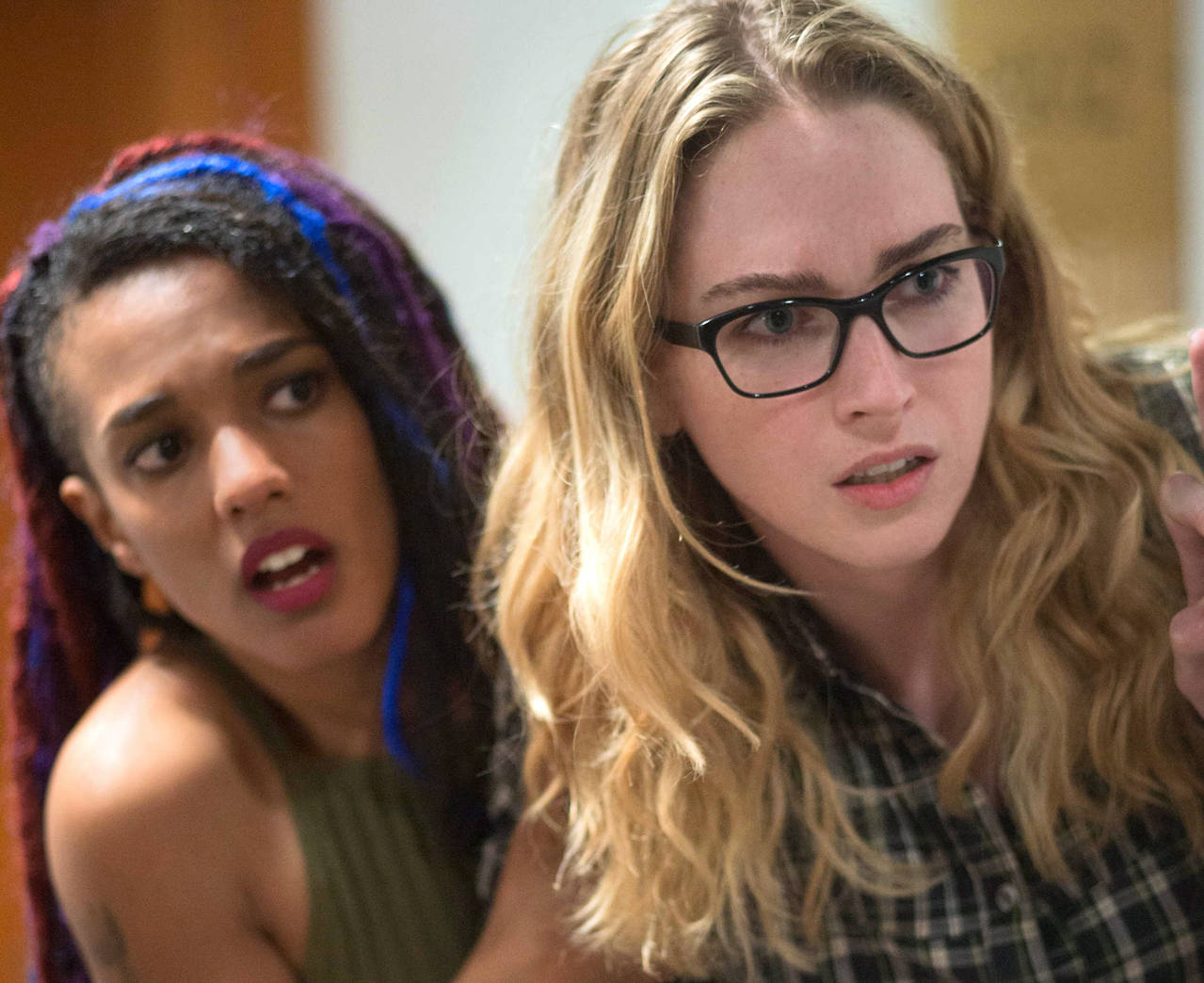 Amita 與 Nomi《Sense8》 壁紙 — 兩位女性帶著強烈的表情直視前方，一位有彩色辮子和眼鏡，另一位睜大眼睛、嘴唇微張。