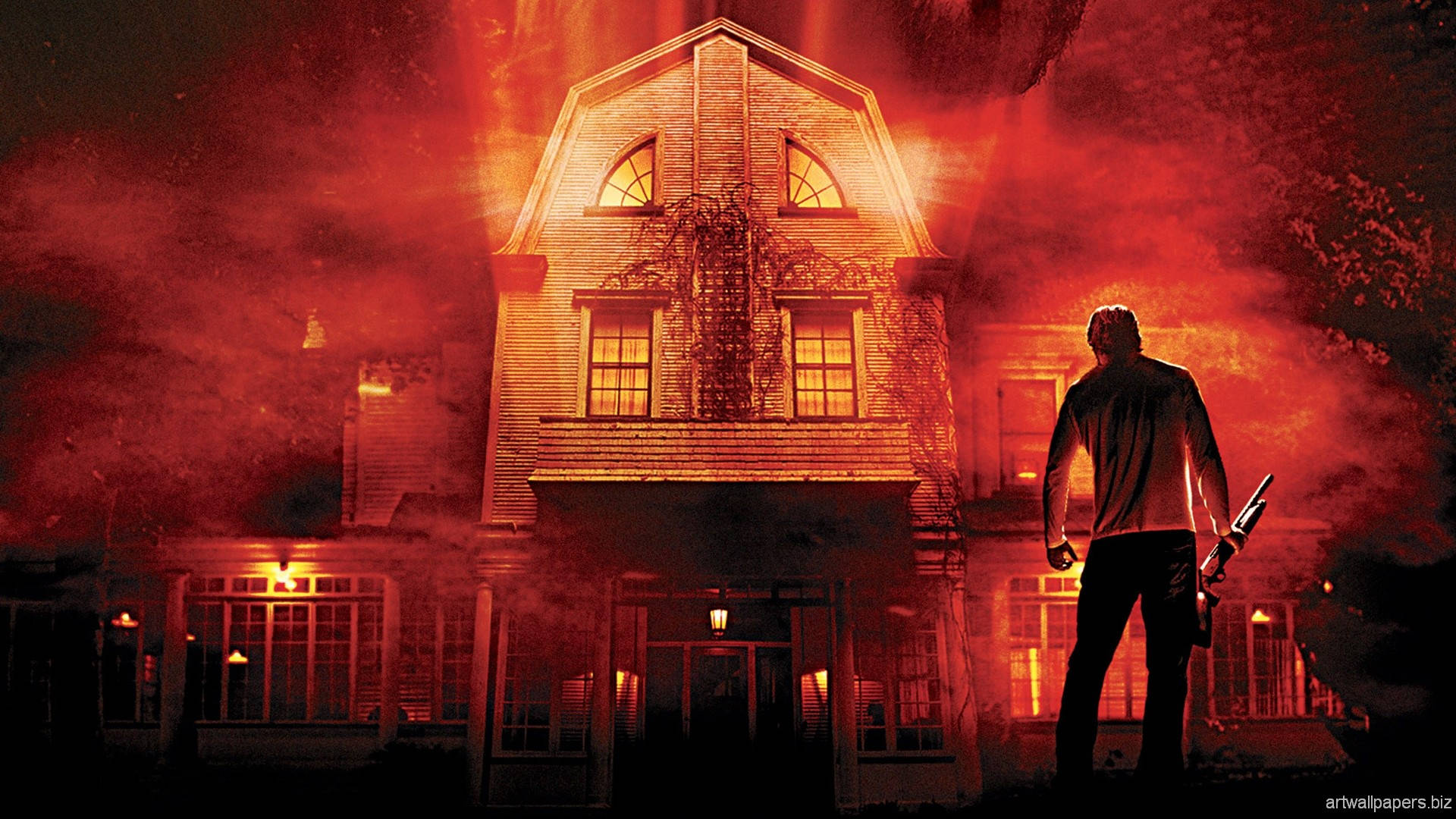 《Amityville: The Awakening》恐怖電影 壁紙 — 一個手持利刀的可怖身影站在被火紅光芒和煙霧吞噬的鬼屋前。