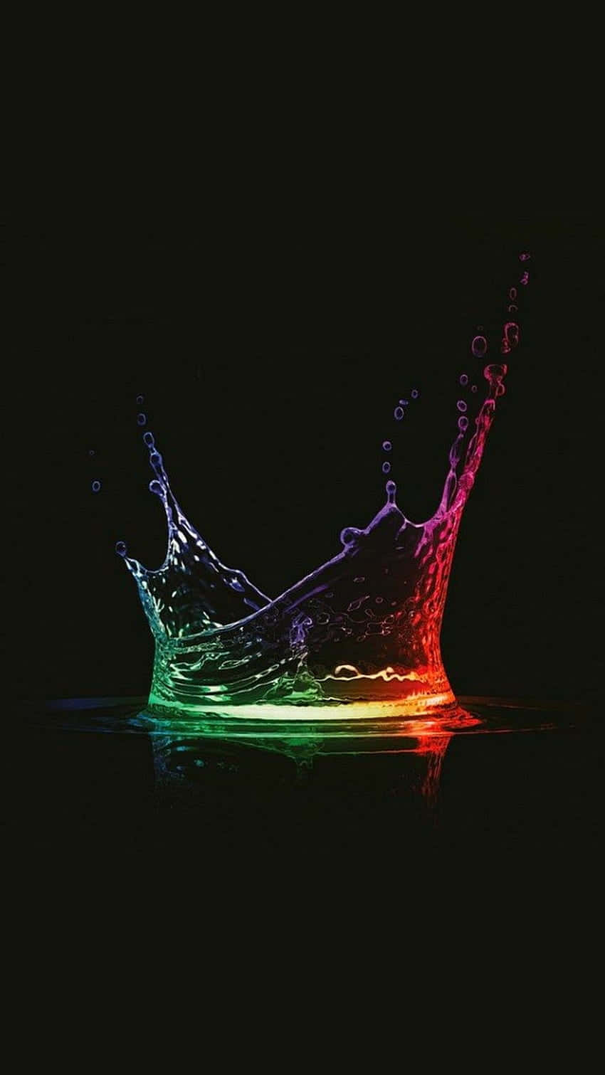 以三星 AMOLED 開啟前所未有的美與質感 壁紙 — 一個充滿活力的彩虹水花冠冕在純黑背景上噴發，帶有鮮明的反射。