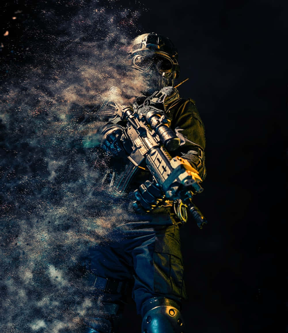 深色AMOLED士兵圖片 壁紙 — 一名身穿戰術裝備的士兵在煙霧中向黑暗背景開槍射擊。