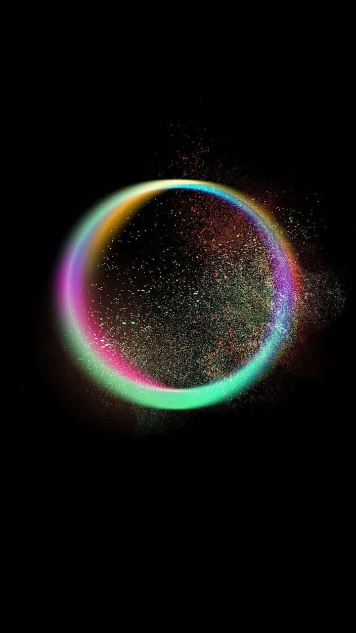 AMOLED S彩虹棱鏡圓形光效 壁紙 — 一個發光的多色閃爍粒子環漂浮在純黑色的虛空中。