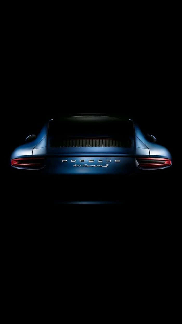 藍色保時捷911 Carrera S後視圖在黑暗中發光