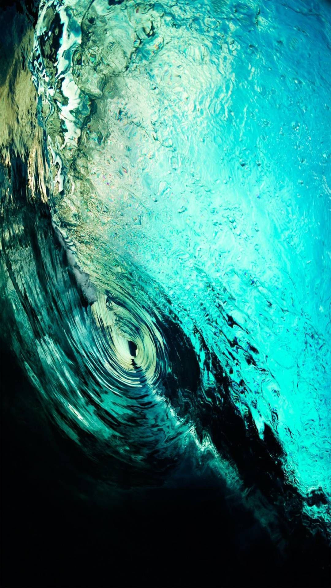 AMOLED旋轉水流 壁紙 — 一個動態的水下視圖，呈現旋轉的綠松石色波浪，帶有深色陰影和光線折射。