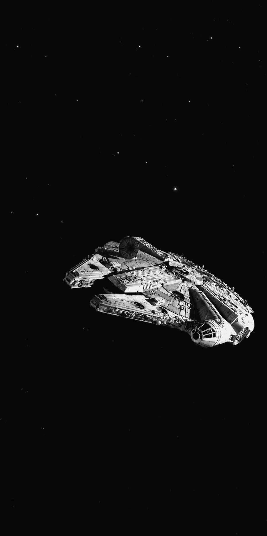 在星空背景下以黑白呈現的千年鷹號太空船。