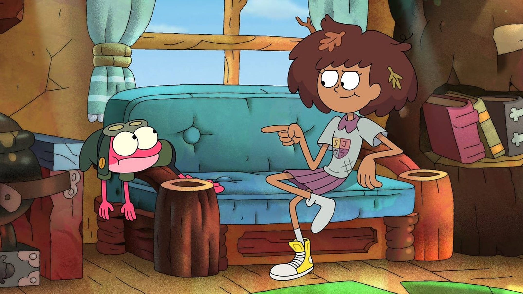 《Amphibia》安妮與斯普里格在沙發上 壁紙 — 一個卡通女孩，頭髮像葉子，坐在樹樁沙發上，指著一個舒適樹屋裡的粉紅色生物。
