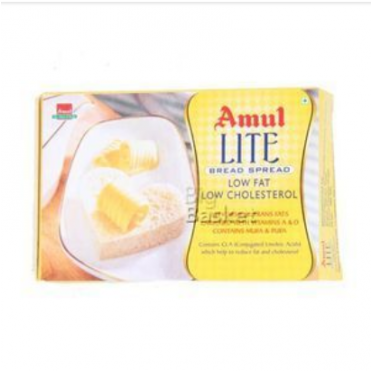 Amul Lite 面包醬低脂低膽固醇 壁紙 — 一包Amul Lite麵包醬，展示一片塗有牛油的麵包放在白色碟上。