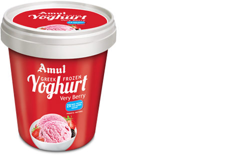 Amul希臘冰凍優格「非常莓果」容器 壁紙 — 一個鮮紅色嘅Amul Greek Frozen Yoghurt杯，Very Berry口味，有士多啤梨插圖，襯托喺純黑色背景上。