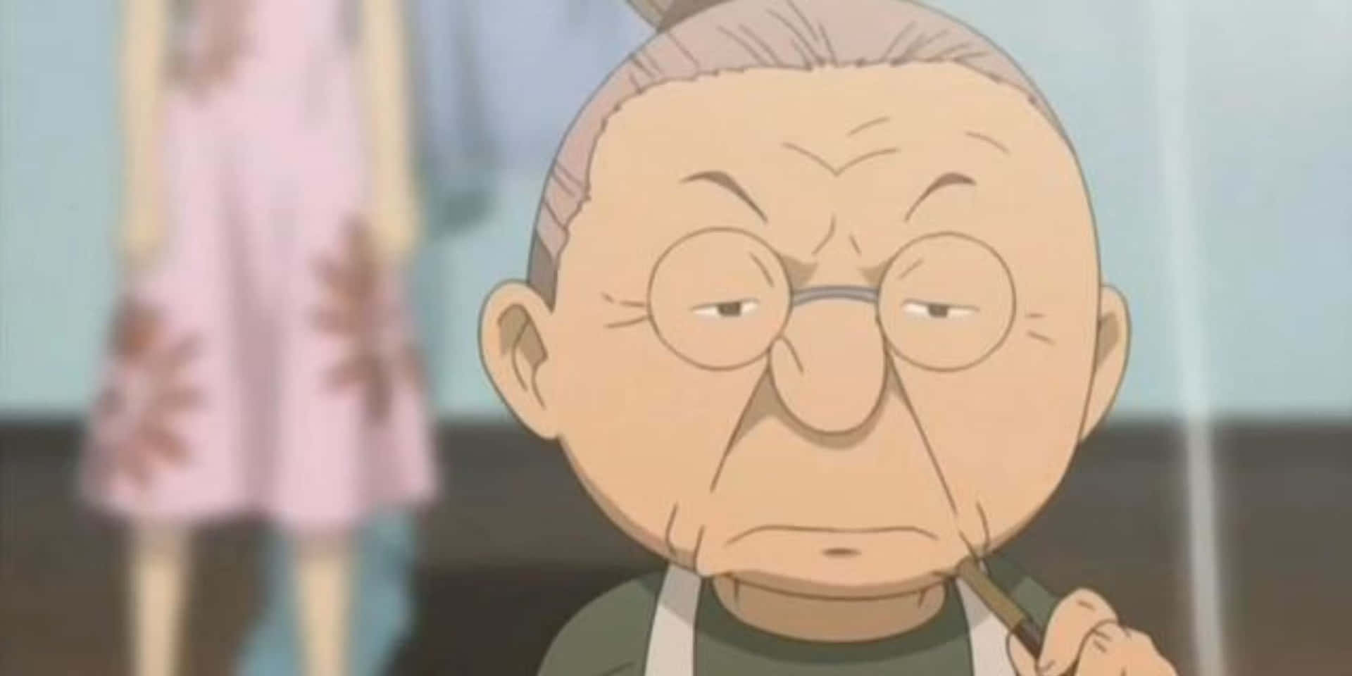  壁紙 — 一位戴眼鏡、表情嚴肅的老年動畫男子，在柔和光線的室內場景中拿著煙斗。