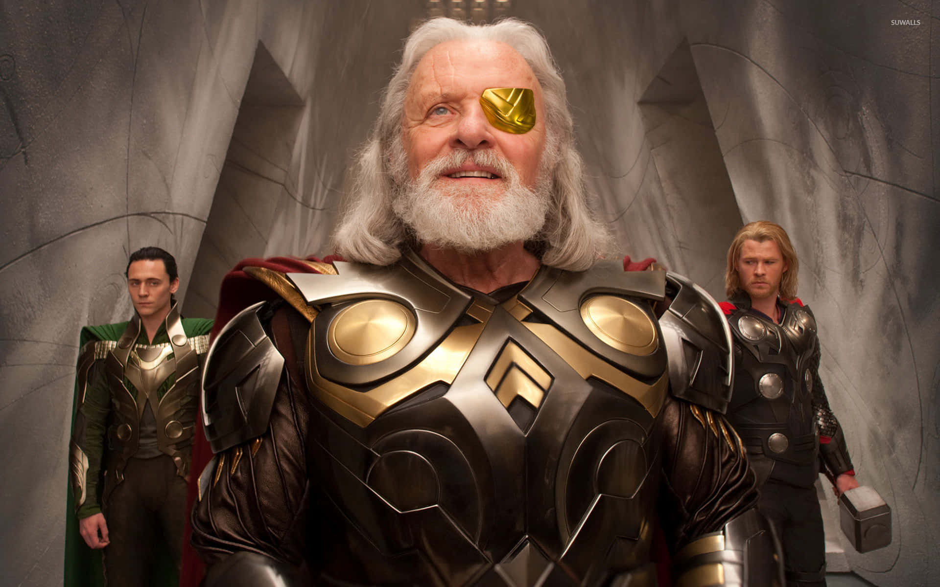 Odin 桌布 壁紙 — 一位戴著金色眼罩、留著白鬍子的老人穿著華麗的盔甲，兩個年輕男子站在他旁邊的石室中。