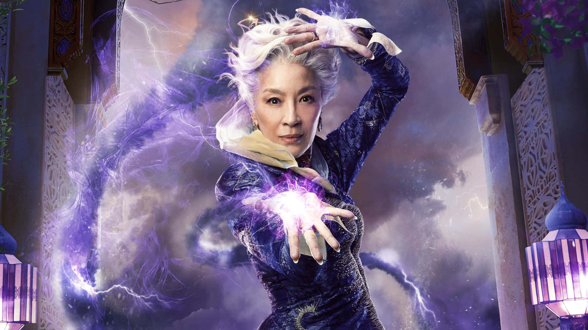  壁紙 — 一位白髮老婦人在一個神秘華麗的房間中引導發光的紫色閃電。