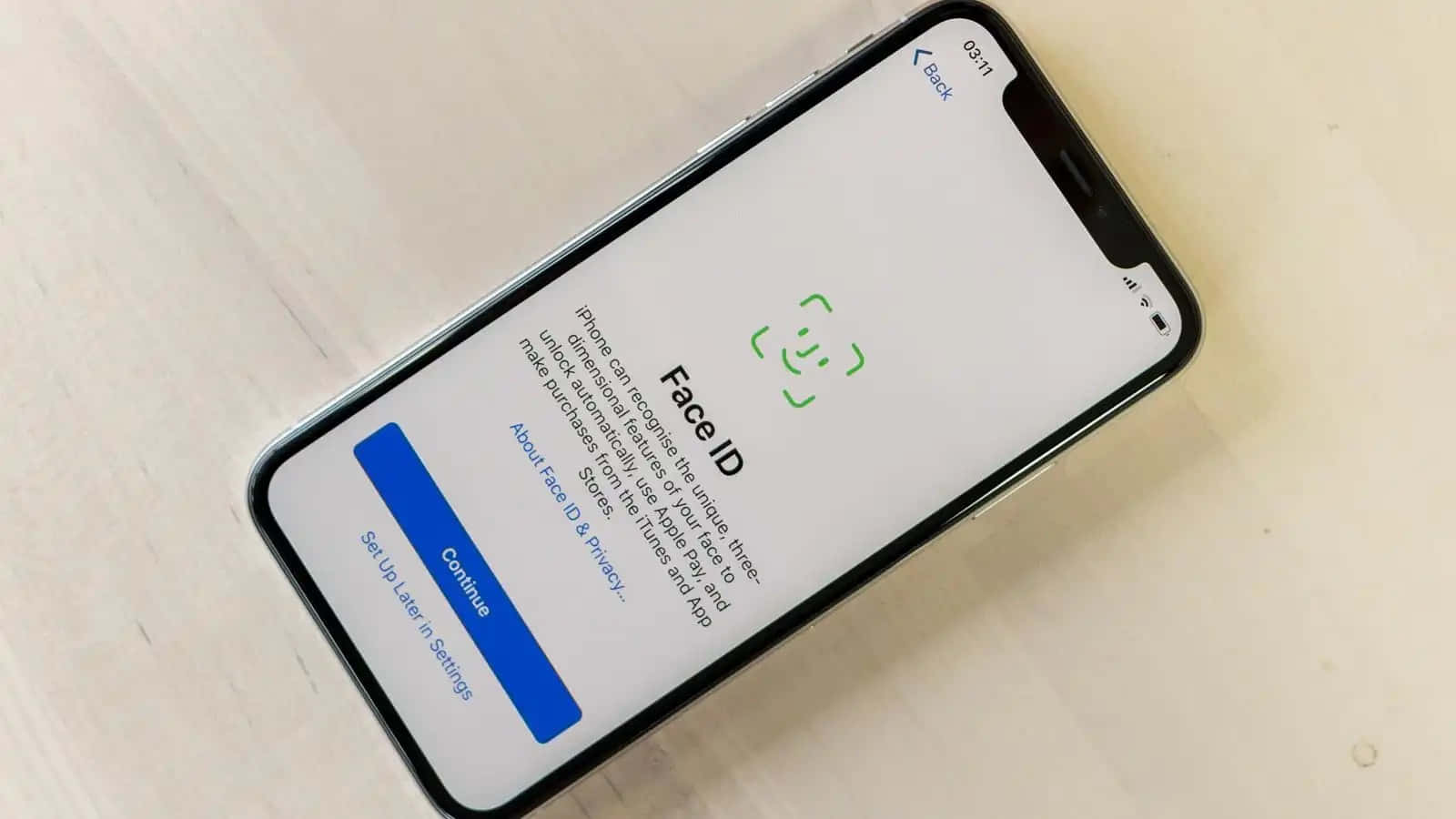 iPhone在木桌上顯示Face ID設定畫面