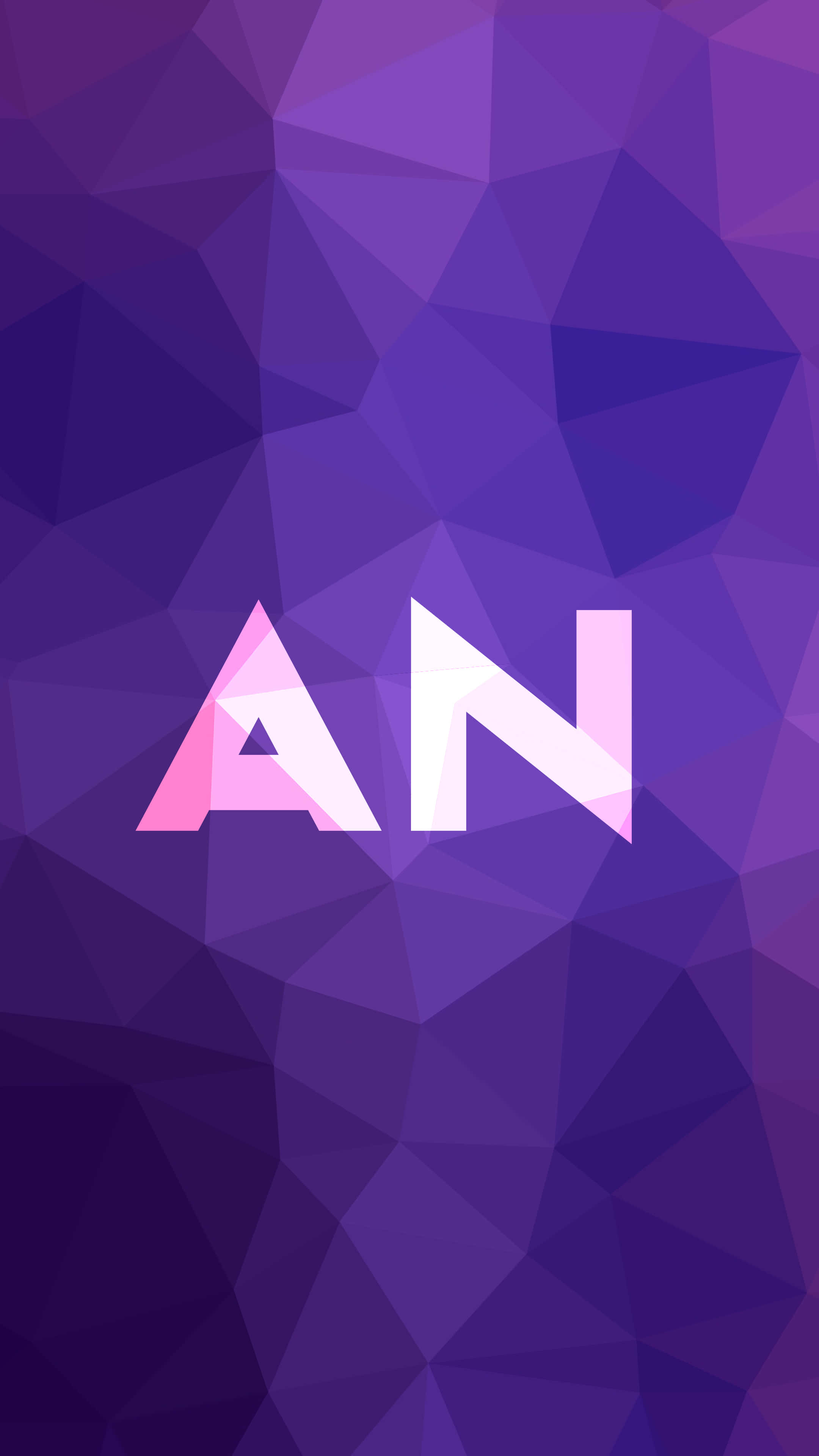 「AN」於紫色美學 壁紙 — 大膽的白色和粉紅色字母AN漂浮在充滿活力的紫色幾何多邊形背景上。