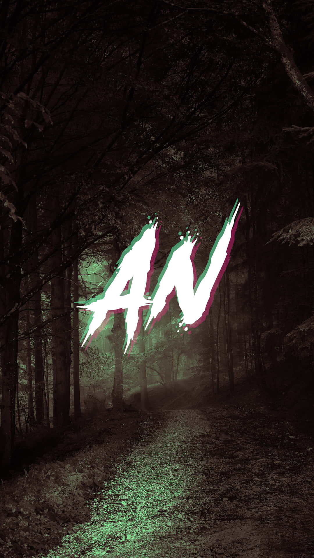 「AN」於詭異森林 壁紙 — 一個發光的霓虹燈 'AN' 標誌在夜間霧氣瀰漫的森林小徑上閃爍，帶有詭異的綠色和粉紅色調。