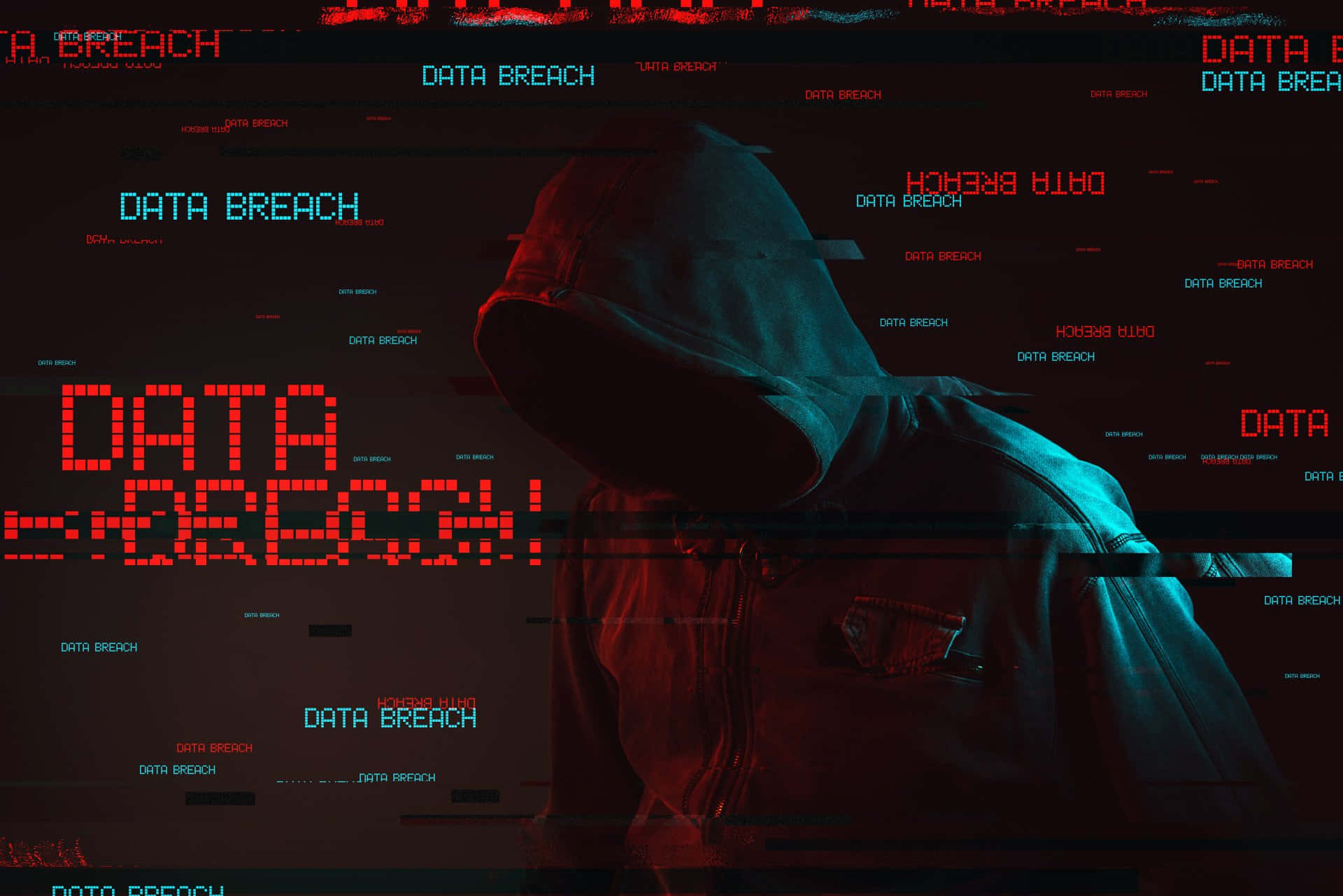 一個戴著兜帽的人站在數位螢幕前，螢幕上以紅色和藍色文字顯示「DATA BREACH」，並帶有故障效果。