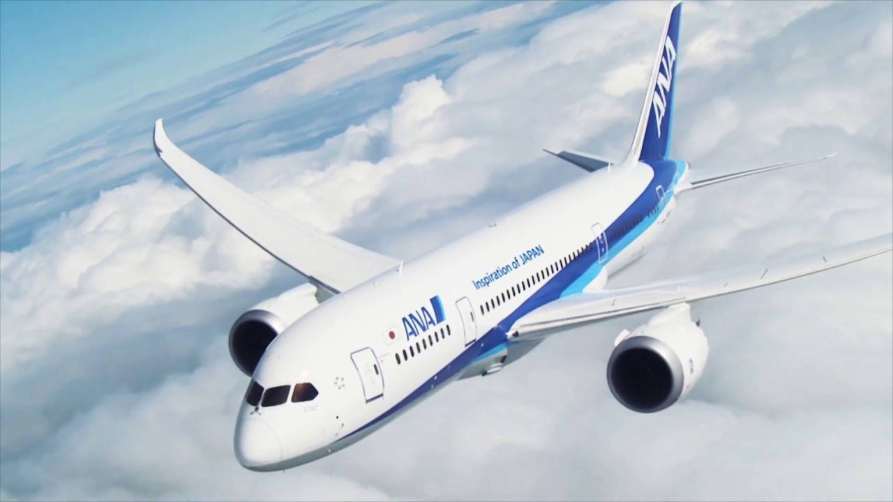 ANA飛機在藍天白雲上飛行