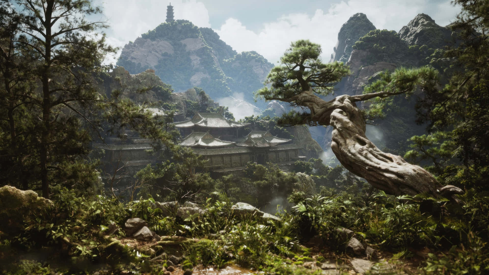  壁紙 — 古老寺廟坐落在霧氣繚繞的山巒中，前景有一棵盤曲的松樹，在明亮的日光下。