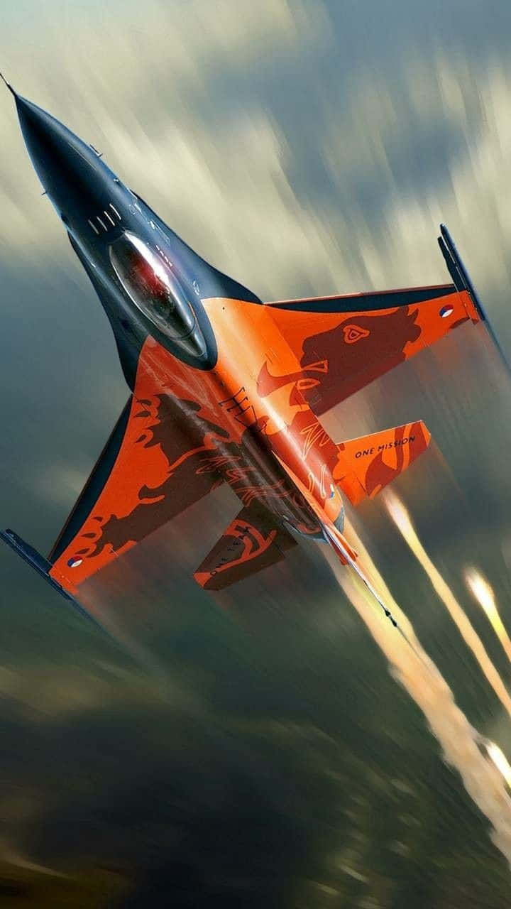 巨型客機翱翔天際——Android壁紙 壁紙 — 一架流線型戰鬥機帶有火橙色和黑色迷彩，在暴風雨中翱翔，留下煙霧痕跡。