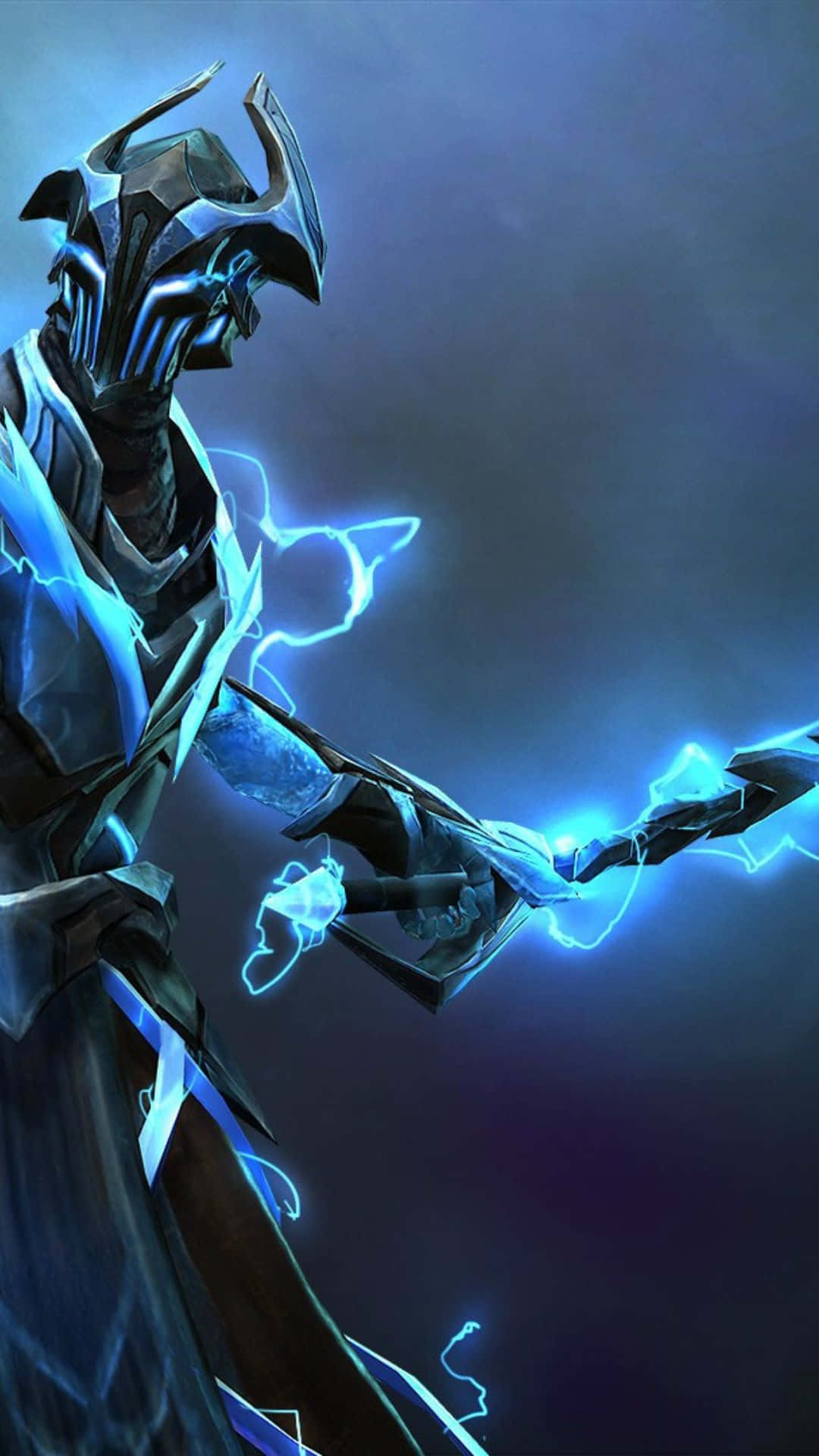 Android Dota 2 背景：剃刀 壁紙 — 一個身穿暗色盔甲的身影，在陰沉的暮色天空中揮舞著一根發光的藍色閃電法杖。