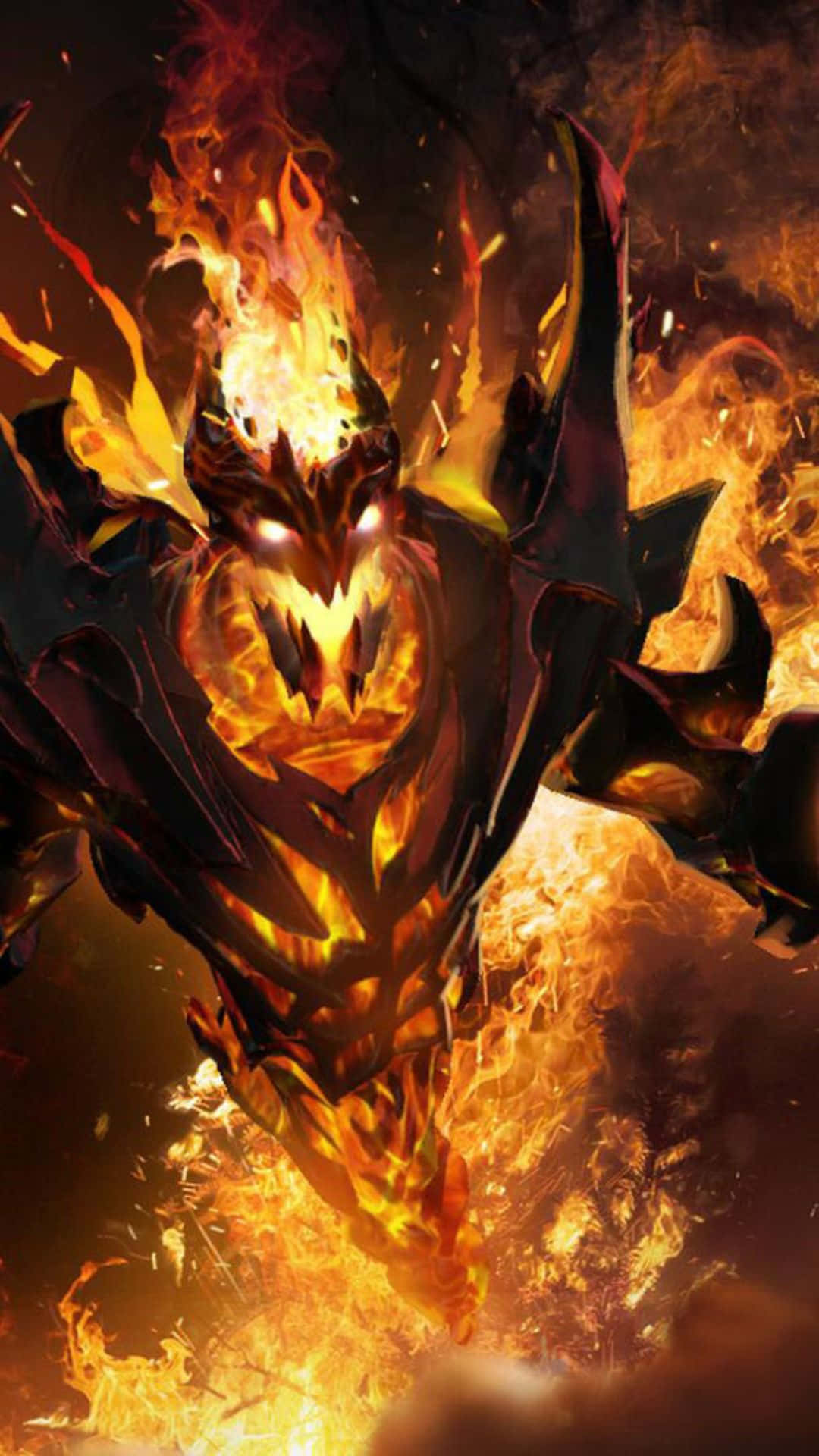 Android Dota 2 背景：暗影戰士 壁紙 — 一個帶有發光眼睛和鋸齒狀盔甲的兇猛火焰惡魔，從黑暗背景中咆哮的火焰中出現。