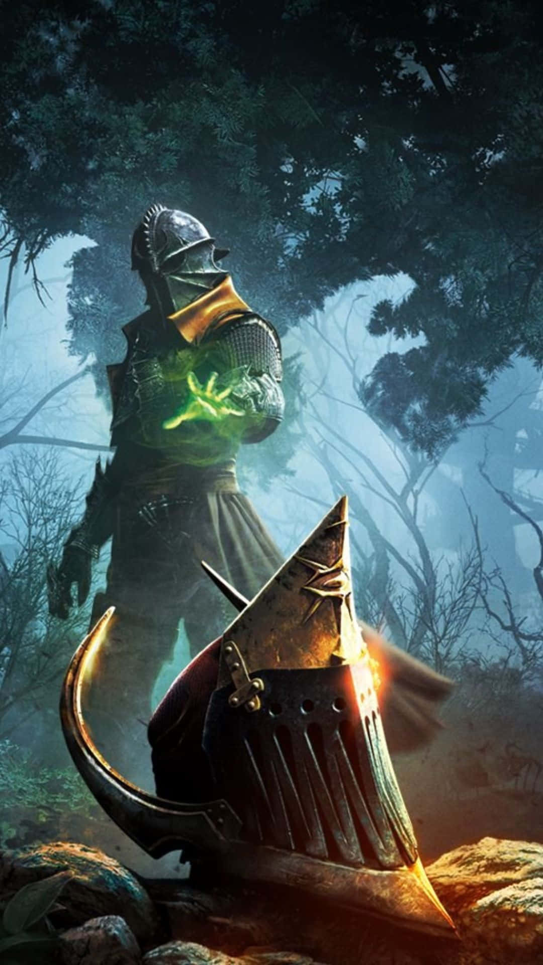 Android Dota 2 背景：龍騰戰紀海報 壁紙 — 一位身穿暗色盔甲的騎士站在迷霧森林中，手中散發出綠色魔法，前景中有一個破碎的頭盔。