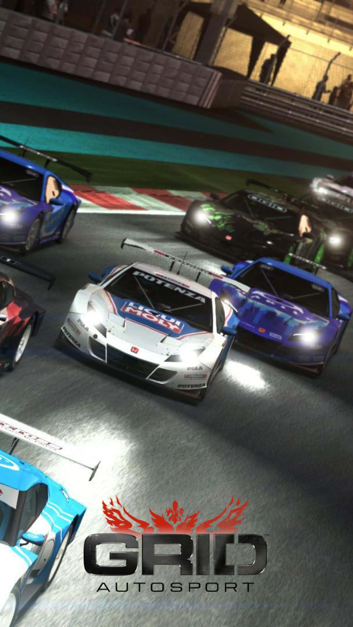 Android Grid Autosport：在賽道上駕馭速度，享受沉浸式駕駛狂歡！ 壁紙 — 高速賽車在體育場燈光下，於昏暗的賽道上激烈競爭，觀眾在看台上觀看。