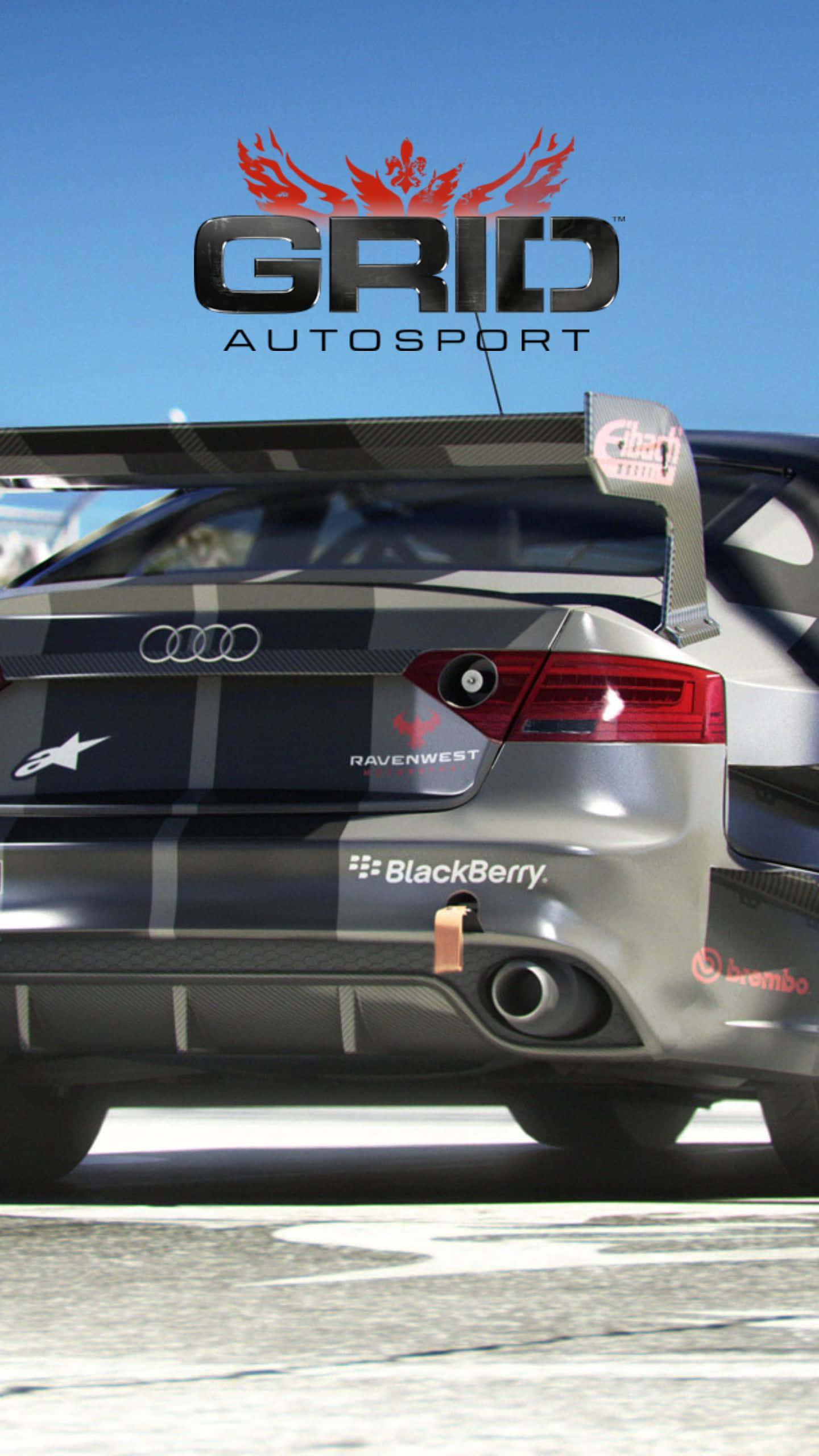 Android Grid Autosport：踩下油門，體驗極速競賽 壁紙 — 銀色奧迪賽車在賽道上的後視圖，上方有GRID AUTOSPORT標誌，背景是晴朗的藍天。