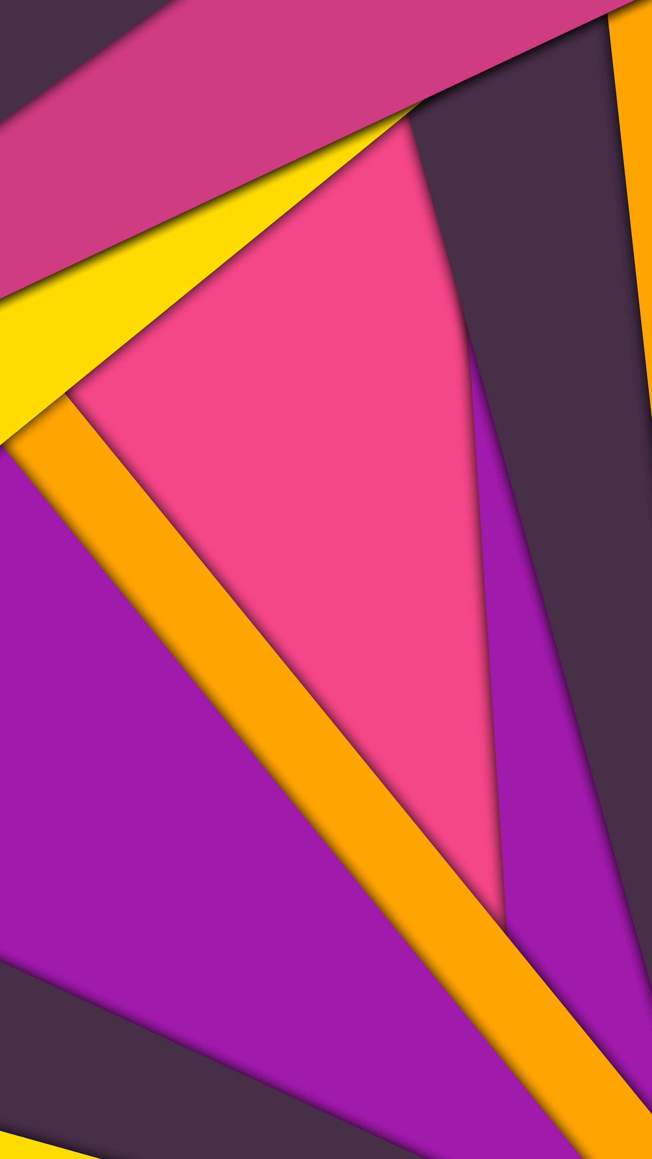 Android Material Design 藝術作品 壁紙 — 充滿活力的幾何圖案牆紙，粉紅色、紫色、黃色和橙色的三角形重疊，營造出動態的分層效果。