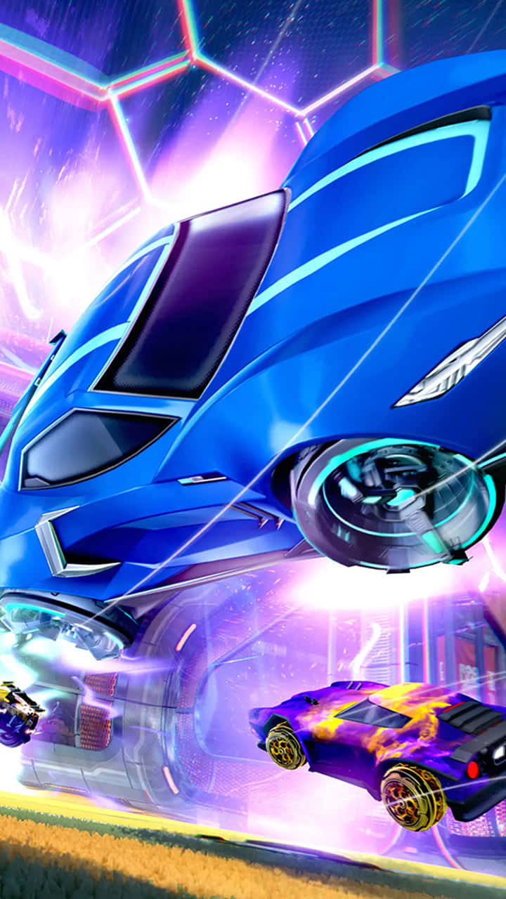 Android Rocket League Sideswipe海報背景 壁紙 — 一輛未來主義的藍色賽車，帶有發光的霓虹線條，在充滿活力的紫色和粉紅色霓虹燈賽道上疾馳，另一輛車緊隨其後。