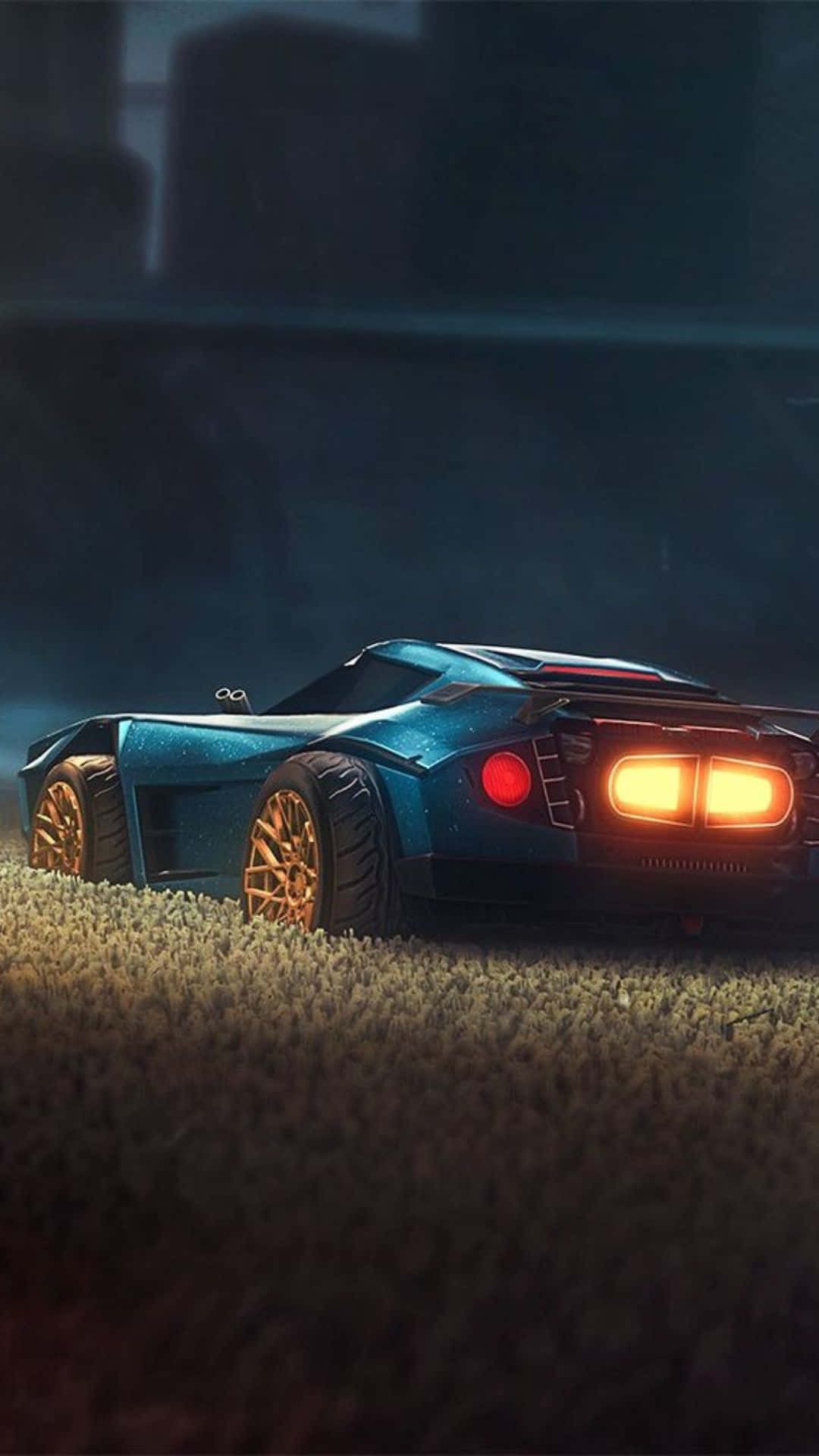 Android《Rocket League》藍色 Dominus 賽車背景 壁紙 — 一架時尚的藍色跑車，帶有發光的橙色尾燈，停在草地上，背景是黑暗的城市夜空。