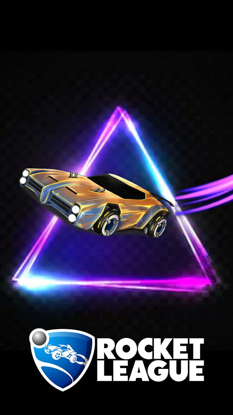 Android《Rocket League》黃色 Dominus 賽車背景 壁紙 — 一架金色火箭動力車在黑暗背景中穿過發光的霓虹三角形，下方有Rocket League標誌。