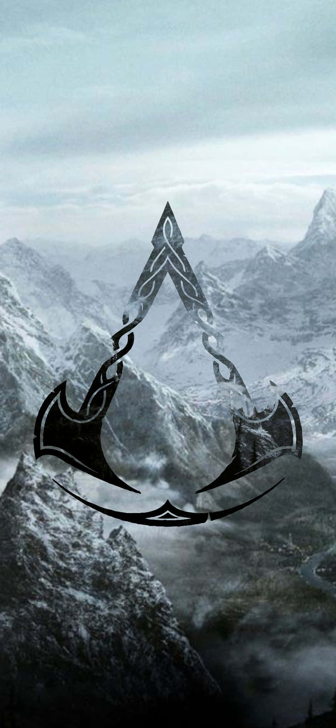 Android 刺客信條：維京紀元 背景 — 象徵圖騰 壁紙 — 一個黑色的 Assassin's Creed 標誌漂浮在灰色天空下霧氣瀰漫的雪山山脈之上。