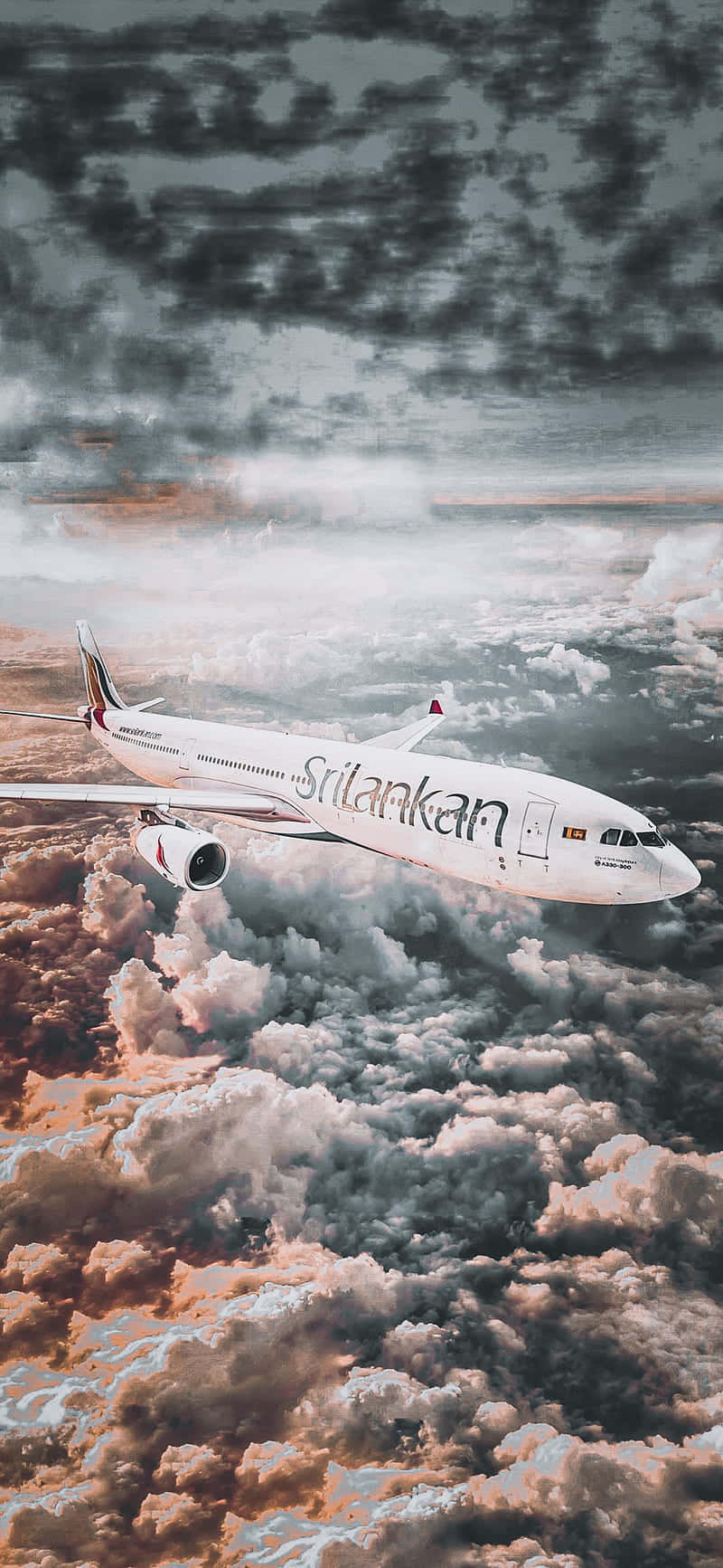 斯里蘭卡航空飛機 Android 背景 壁紙 — 斯里蘭卡航空的飛機在金色和灰色的戲劇性雲層上方翱翔，天空陰沉。