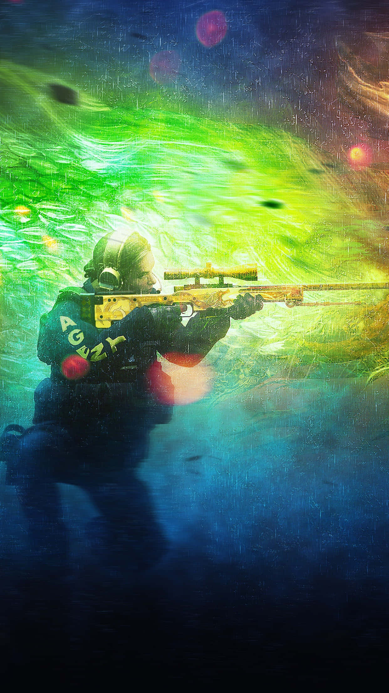 Android《反恐精英：全球 Offensive》狙擊手綠色背景 壁紙 — 一名身穿戰術裝備的士兵在發光的綠色和藍色生物發光漩渦中於水下射擊步槍。