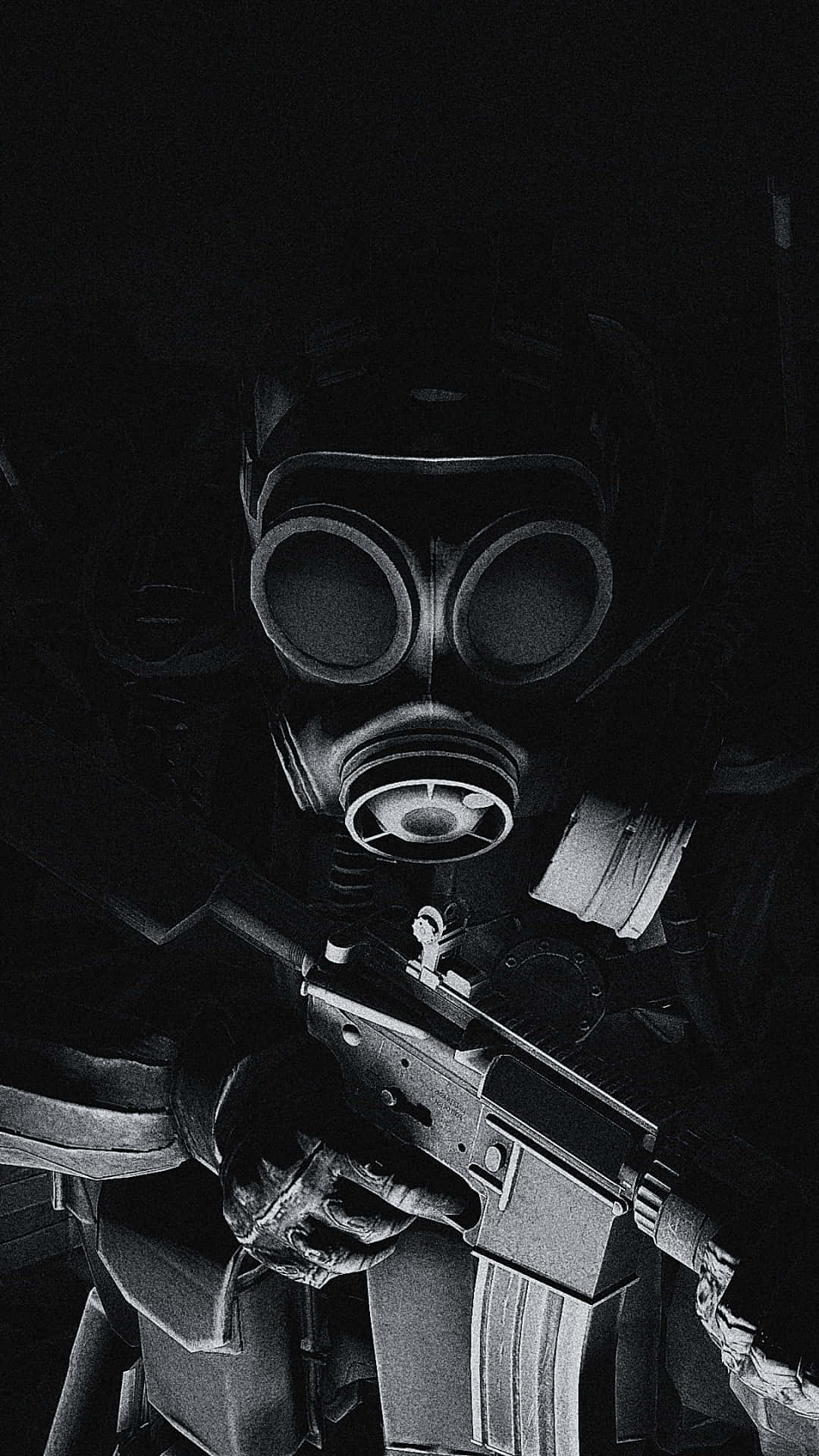 Android《反恐精英：全球 Offensive》黑白防毒面具士兵照片背景 壁紙 — 一個戴著防毒面具的人物在強烈的黑白構圖中握著步槍，帶有戲劇性的陰影。