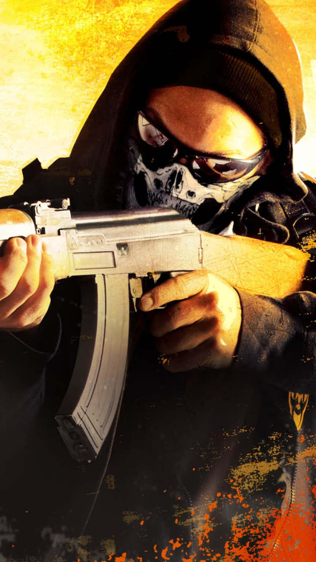 Android《反恐精英：全球 Offensive》持AK47恐怖分子背景 壁紙 — 一個戴著頭骨面具和太陽眼鏡的連帽人物，正瞄準步槍，背景是火熱的黃色和橙色。