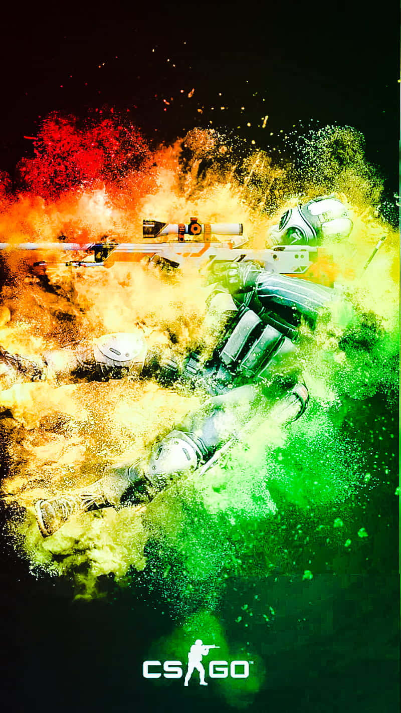 Android《反恐精英：全球 Offensive》士兵綠黃紅光暈背景 壁紙 — 一名身穿白色裝備的CS:GO玩家在紅色、黃色和綠色粒子的鮮豔爆炸中發射狙擊步槍。
