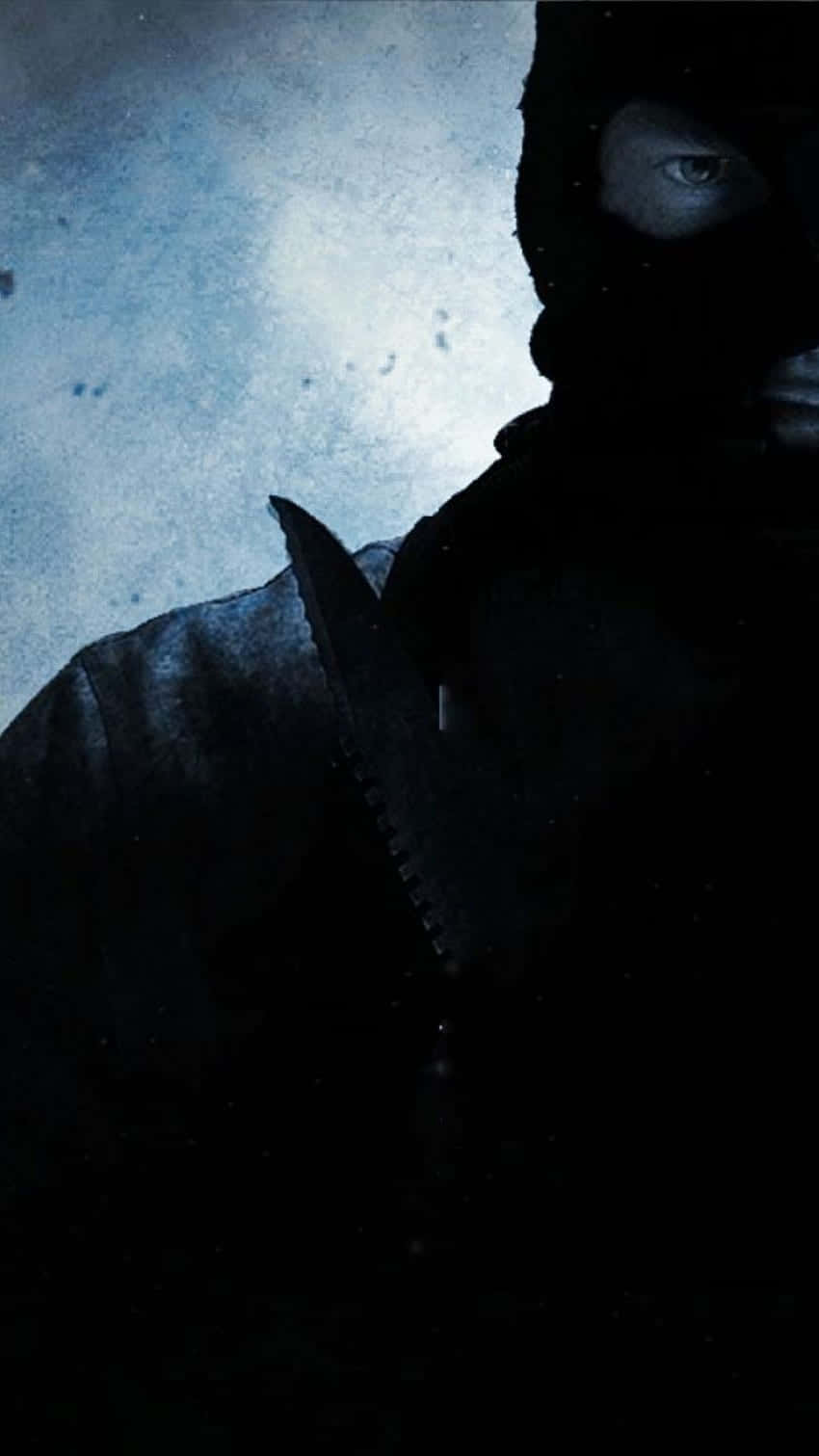 Android《反恐精英：全球 Offensive》戴面罩恐怖分子海報背景 壁紙 — 一個戴著巴拉克拉法帽的影子人物，在帶有紋理的藍灰色背景上拿著一把鋸齒刀，一隻發光的眼睛清晰可見。