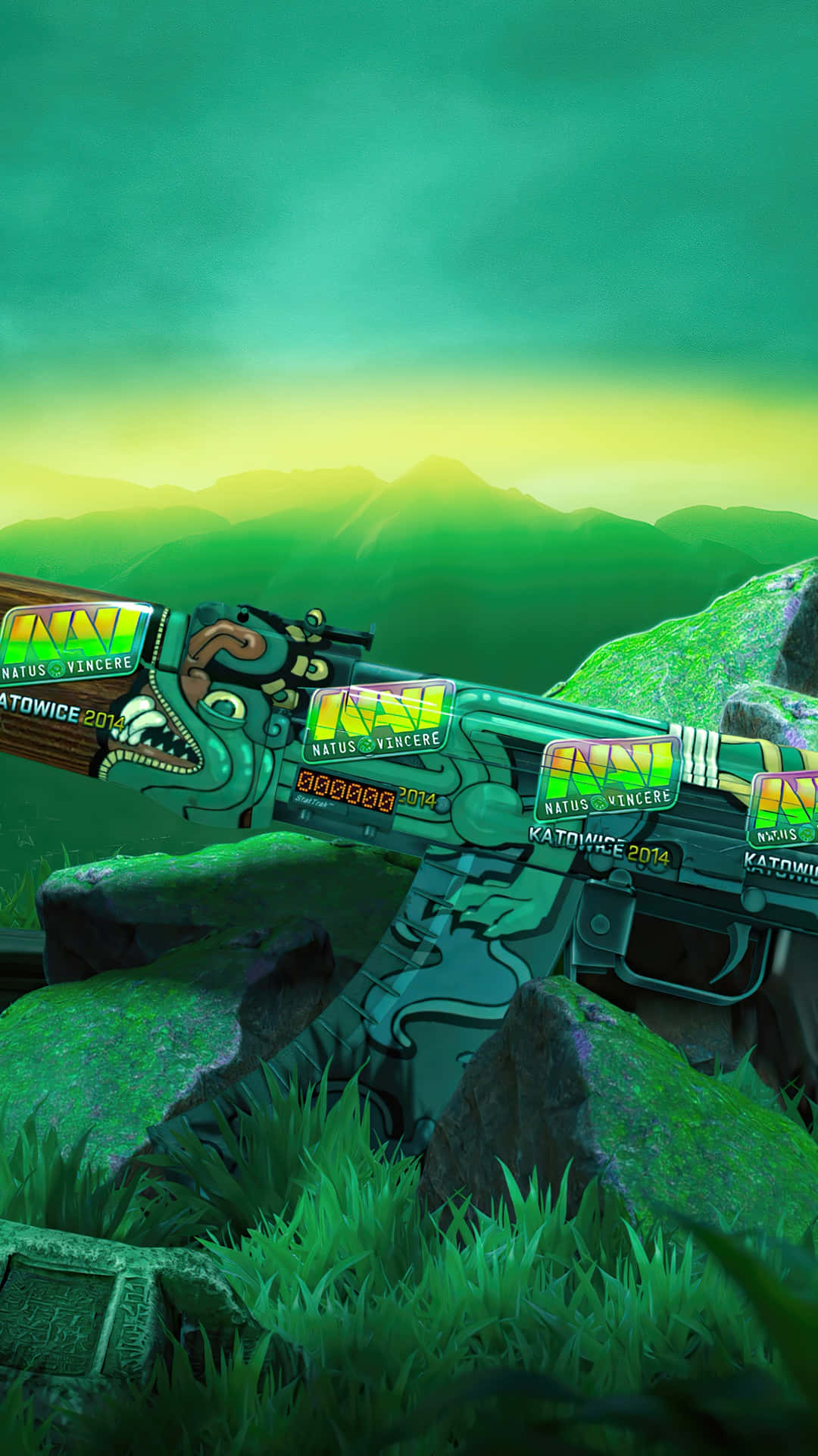 Android《反恐精英：全球 Offensive》綠色貼紙 AK47 背景 壁紙 — 一把帶有 'Natus Vincere' 貼紙的螢光綠和黃色定制 AK-47 步槍，放置在長滿苔蘚的岩石上，背景是發光的綠色山脈。