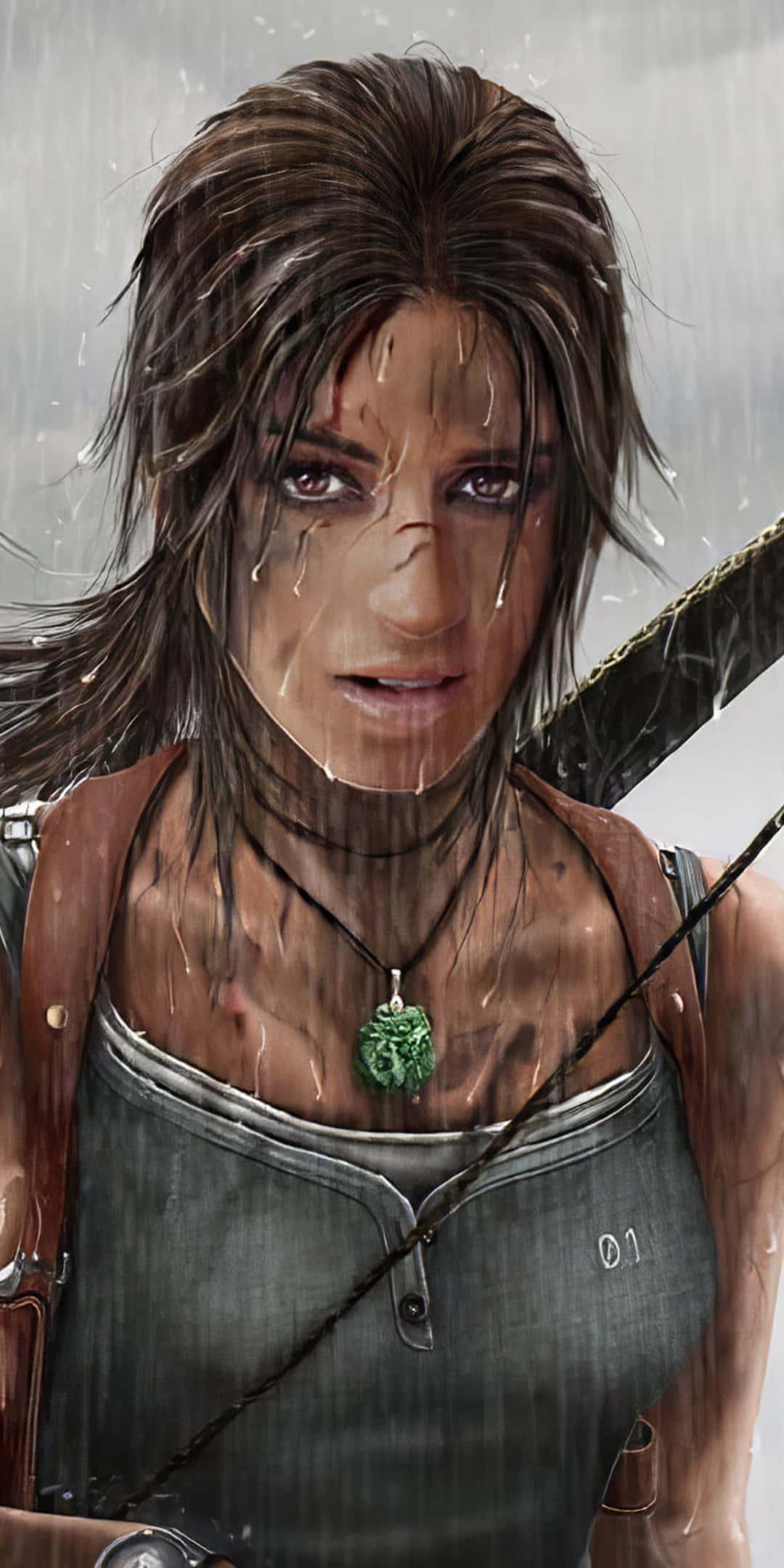 Android《古墓麗影：崛起》雨中背景 壁紙 — 一個被雨淋濕的女人，眼神堅定，肩上扛著劍，站在一個骯髒潮濕的環境中。